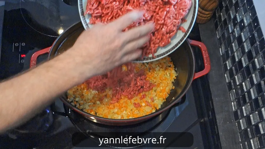Hachis Parmentier maison : viande hachée savoureuse aux oignons et carottes, purée onctueuse de pommes de terre par Yann Lefebvre