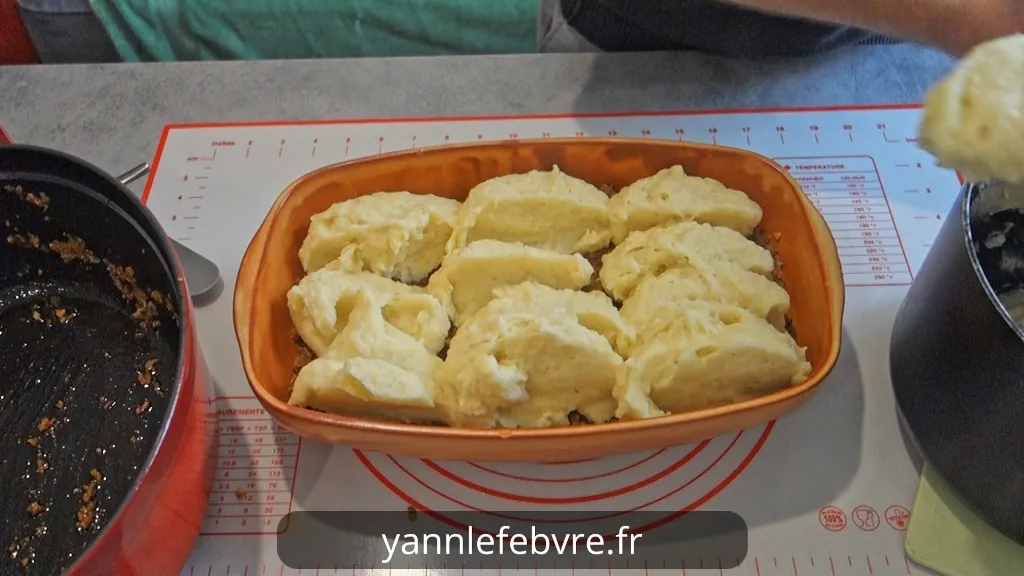 Hachis Parmentier maison : viande hachée savoureuse aux oignons et carottes, purée onctueuse de pommes de terre par Yann Lefebvre