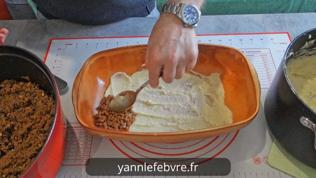 Hachis Parmentier maison : viande hachée savoureuse aux oignons et carottes, purée onctueuse de pommes de terre par Yann Lefebvre