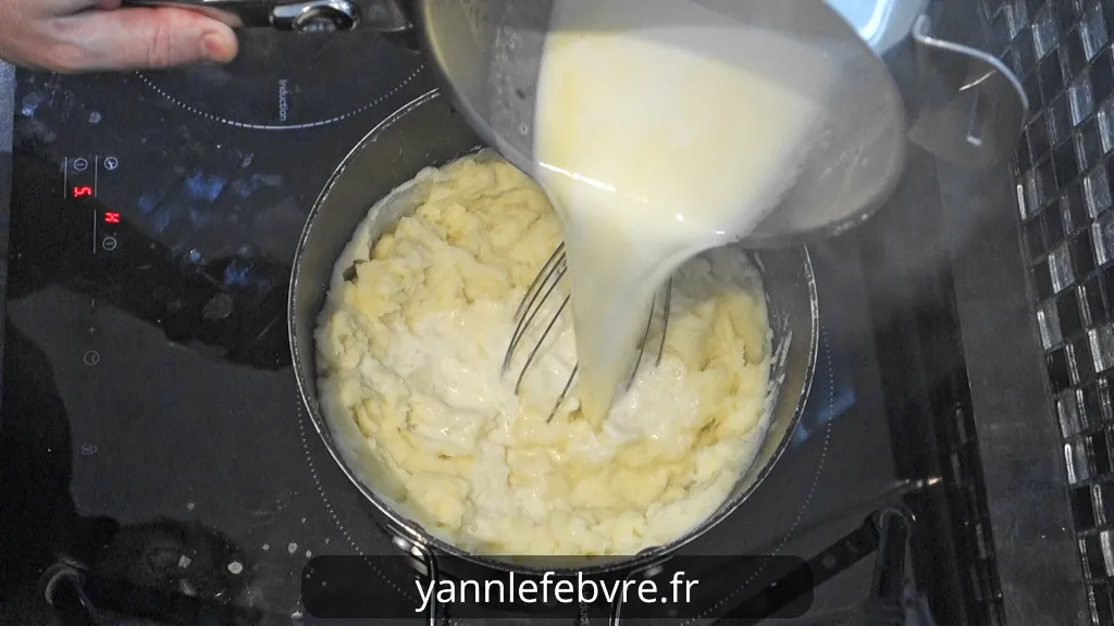 Hachis Parmentier maison : viande hachée savoureuse aux oignons et carottes, purée onctueuse de pommes de terre par Yann Lefebvre