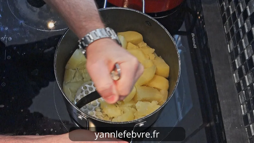 Hachis Parmentier maison : viande hachée savoureuse aux oignons et carottes, purée onctueuse de pommes de terre par Yann Lefebvre