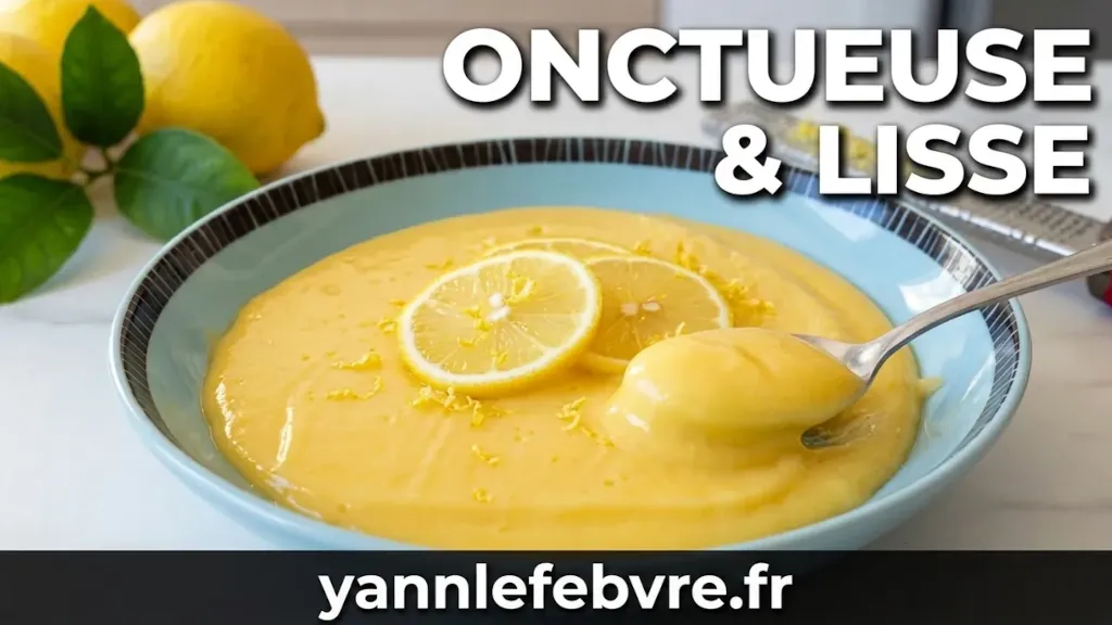 Crème au citron maison onctueuse, aussi appelée lemon curd, préparée avec du jus de citron frais, des œufs et du beurre. Une texture lisse et brillante idéale en pâtisserie. par Yann Lefebvre