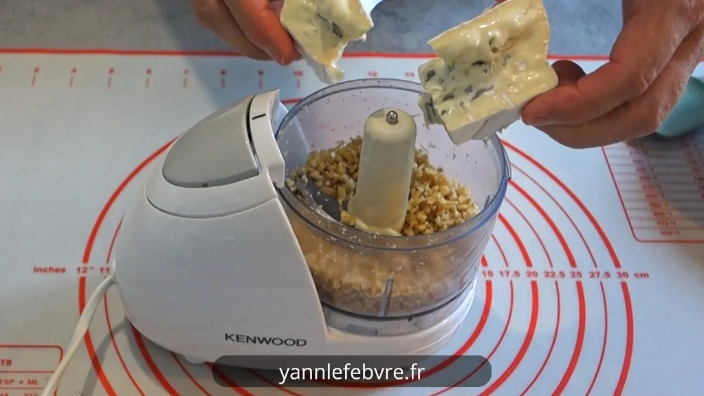 Un dip au Bresse Bleu et aux noix généreux et assumé, parfait pour les amateurs de fromages qui ont du caractère par Yann Lefebvre