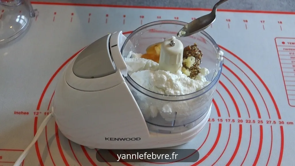 Recette dip brocciu, moutarde à l'ancienne et miel par Yann Lefebvre. Un apéritif corse crémeux, facile et rapide qui va conquérir vos convives !