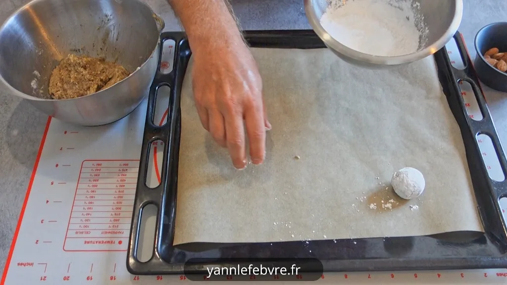 Découvrez comment préparer les authentiques paste di mandorla, les célèbres biscuits siciliens aux amandes, avec une recette facile et traditionnelle par Yann Lefebvre