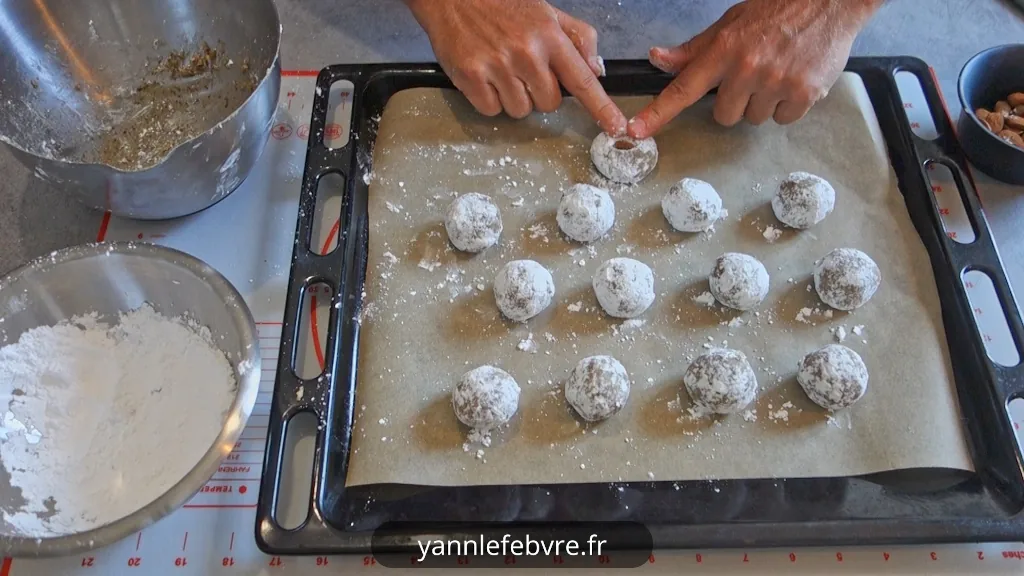 Découvrez comment préparer les authentiques paste di mandorla, les célèbres biscuits siciliens aux amandes, avec une recette facile et traditionnelle par Yann Lefebvre