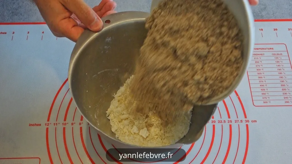 Découvrez comment préparer les authentiques paste di mandorla, les célèbres biscuits siciliens aux amandes, avec une recette facile et traditionnelle par Yann Lefebvre