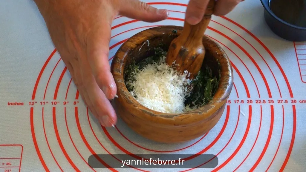 Pesto basilic crémeux et plein de saveurs pour vos tartines et pâtes estivales ? Suivez cette recette génoise facile en quelques minutes ! par Yann Lefebvre