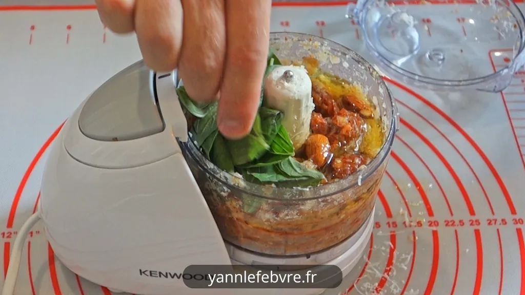 Pesto tomates séchées : une recette maison intense et rapide. Découvrez ma version personnelle, les astuces pour une texture parfaite et des idées pour l'utiliser au quotidien. Bien mieux qu'un pot du commerce ! par Yann Lefebvre