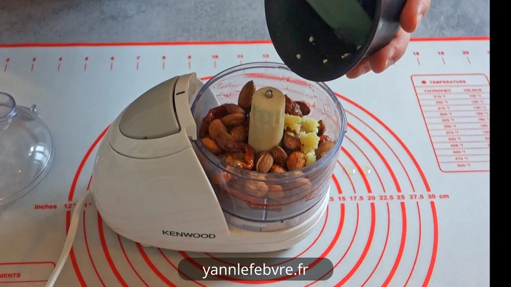 Pesto tomates séchées : une recette maison intense et rapide. Découvrez ma version personnelle, les astuces pour une texture parfaite et des idées pour l'utiliser au quotidien. Bien mieux qu'un pot du commerce ! par Yann Lefebvre