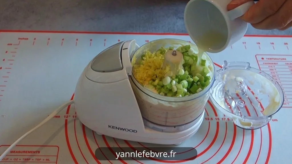 Dip crevettes oignon nouveau – Une texture onctueuse et relevée, des crevettes généreuses, le croquant des cébettes et une pointe de citron pour un apéritif chic et plein de fraîcheur. 🍤par Yann Lefebvre