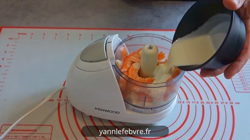 Dip crevettes oignon nouveau – Une texture onctueuse et relevée, des crevettes généreuses, le croquant des cébettes et une pointe de citron pour un apéritif chic et plein de fraîcheur. 🍤par Yann Lefebvre