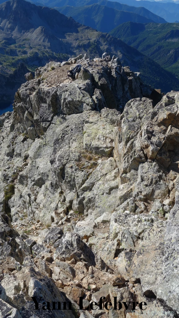 Pointe Giegn (2888 m) : Le sommet; Le toit au-dessus du Lac Nègre par Yann Lefebvre